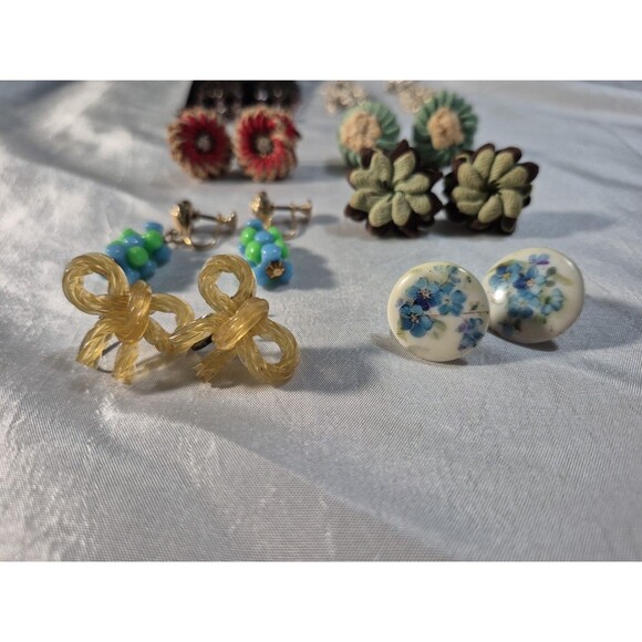 Vintage Lot Of 8 Pairs Of Screwback Earrings - Picture 5 of 11
